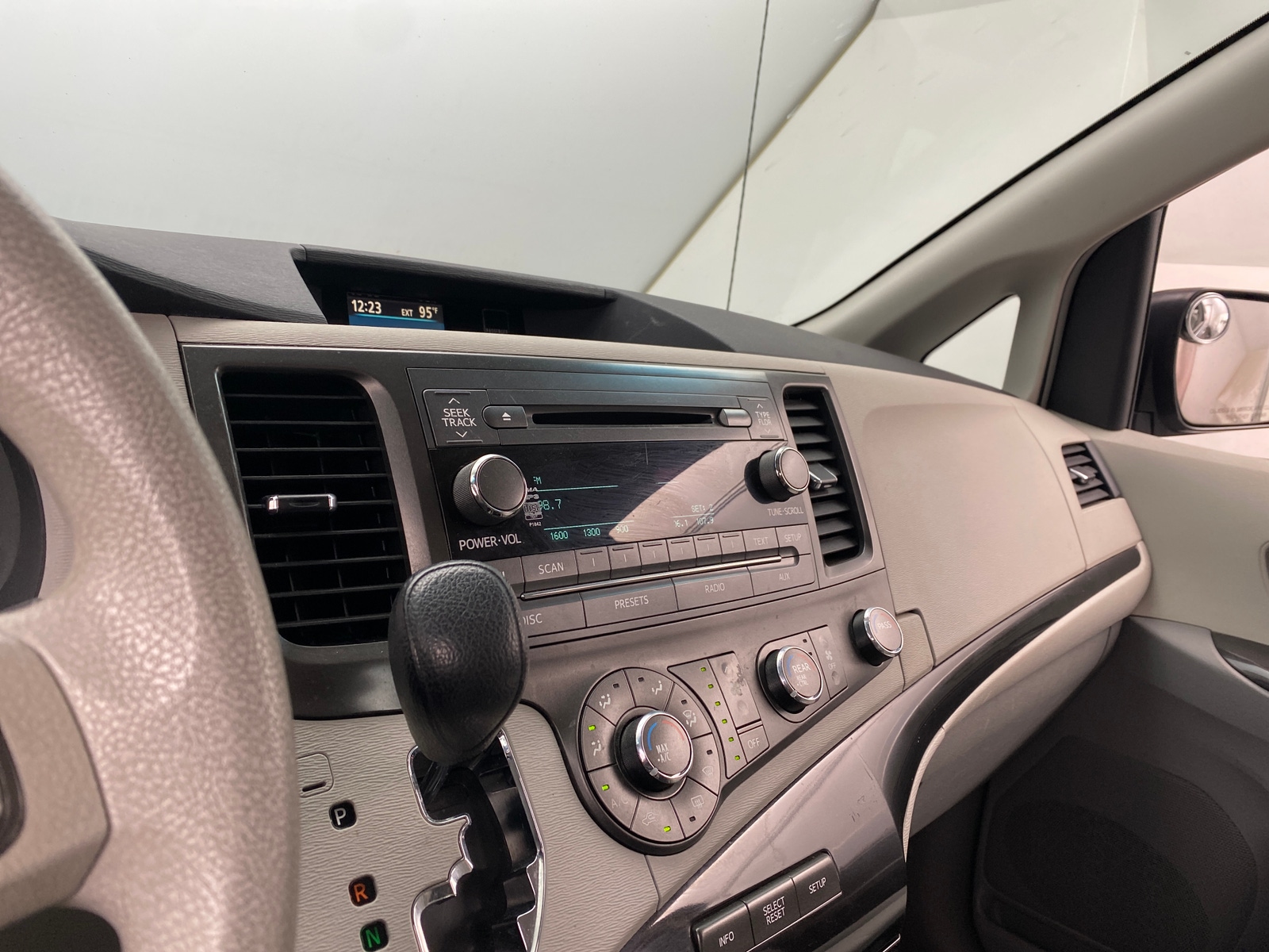 Thumbnail: 2011 Toyota Sienna - 4