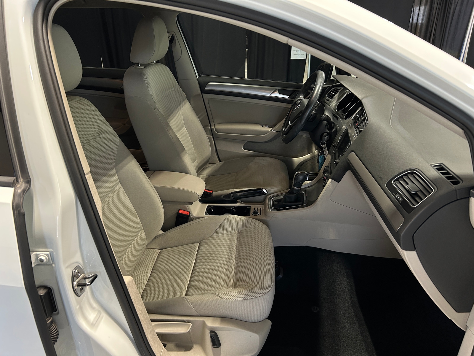 Thumbnail: 2017 Volkswagen e-Golf - 2