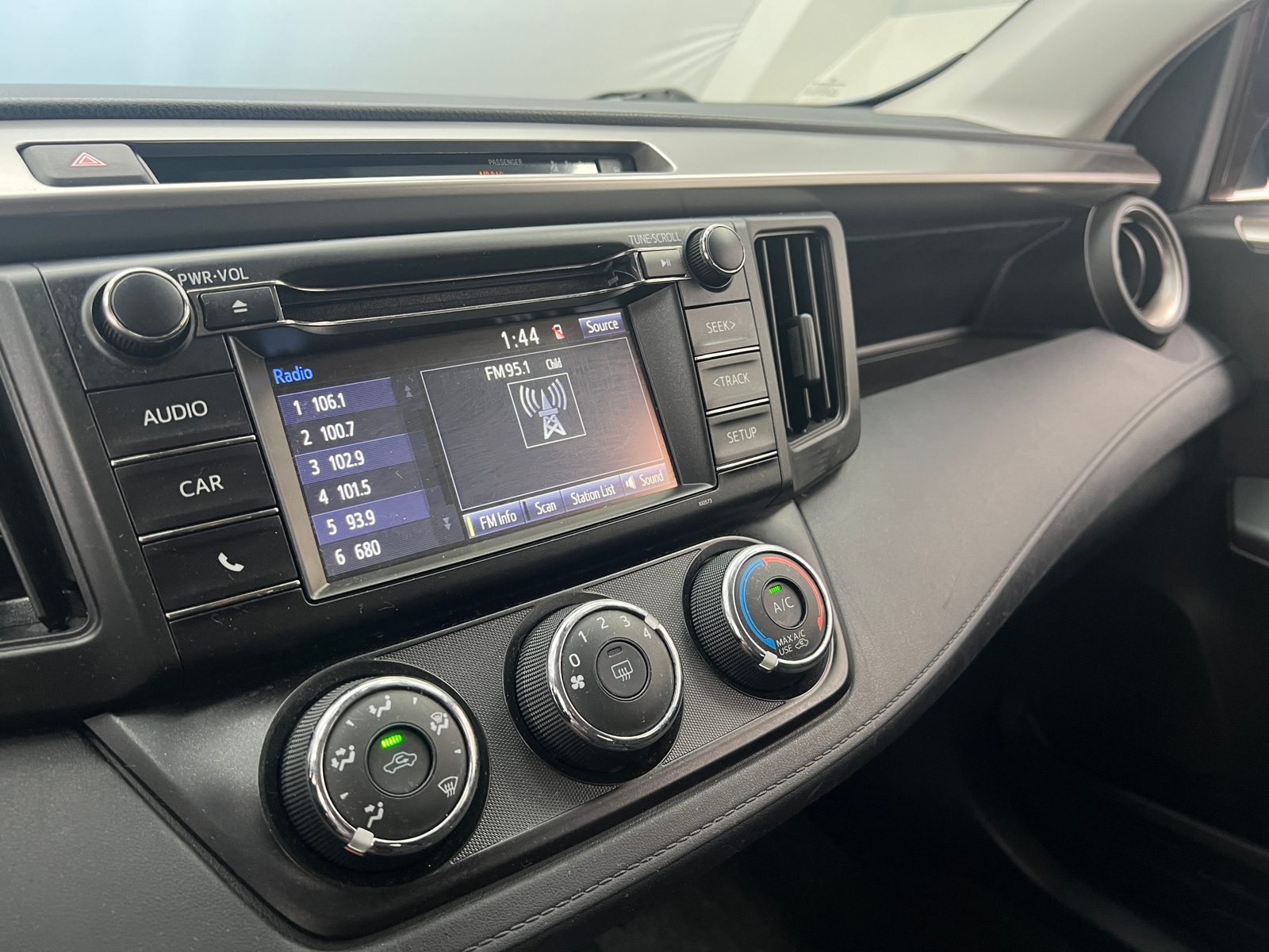 Thumbnail: 2018 Toyota RAV4 - 4