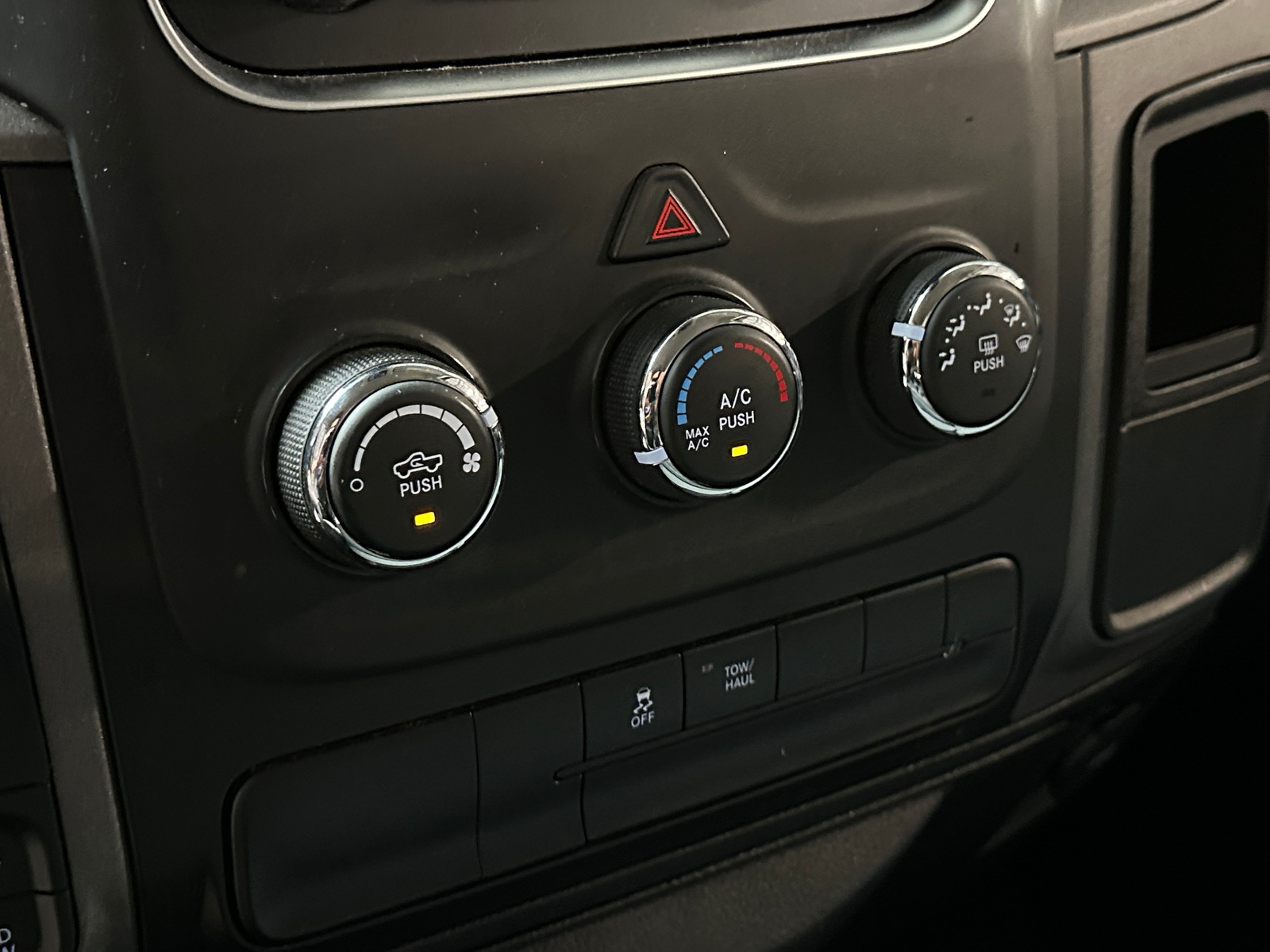 Thumbnail: 2019 RAM 1500 Classic - 3