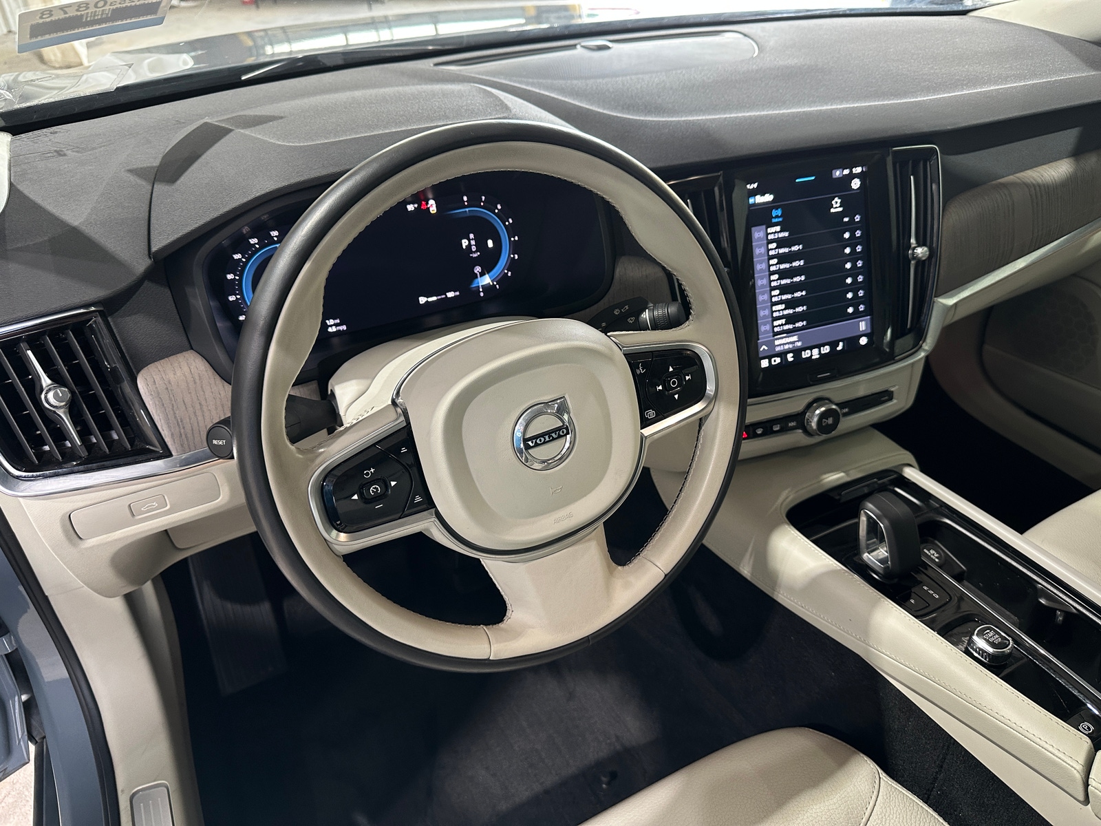 Thumbnail: 2023 Volvo S90 - 3