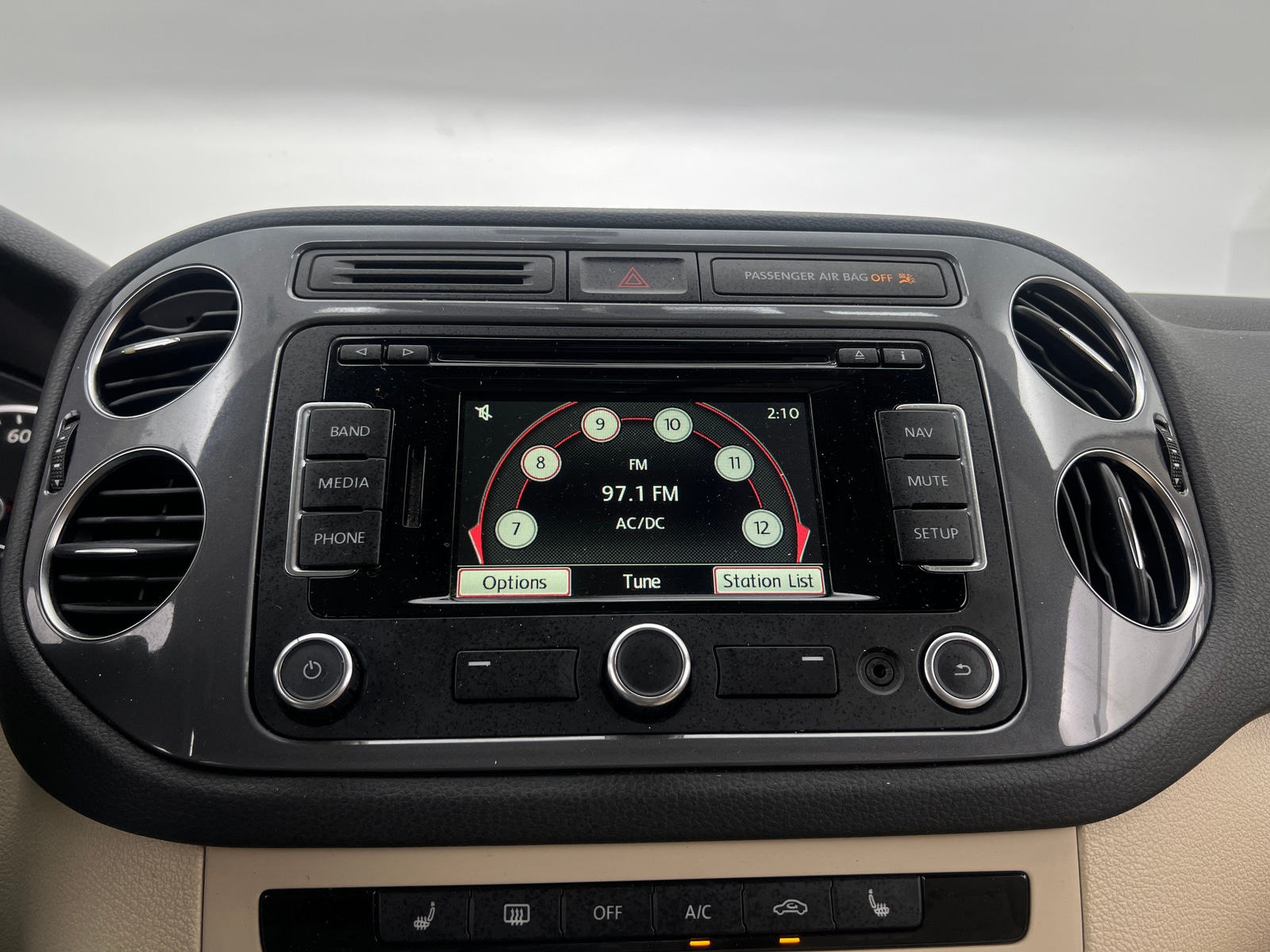 Thumbnail: 2013 Volkswagen Tiguan - 4