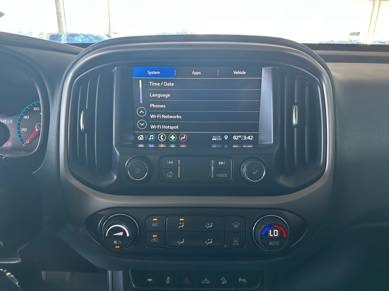 Thumbnail: 2022 Chevrolet Colorado - 3