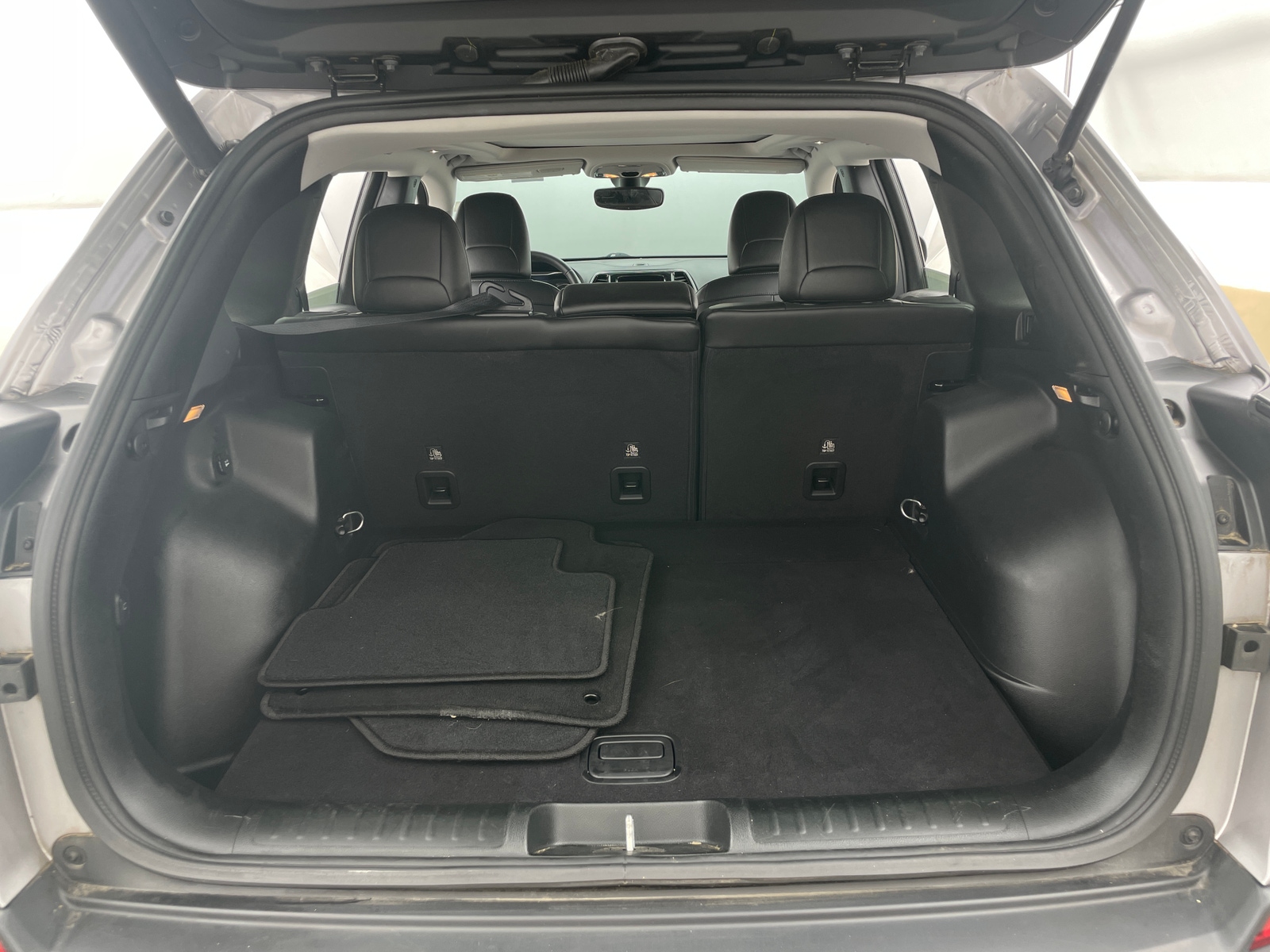 Thumbnail: 2019 Jeep Cherokee - 6