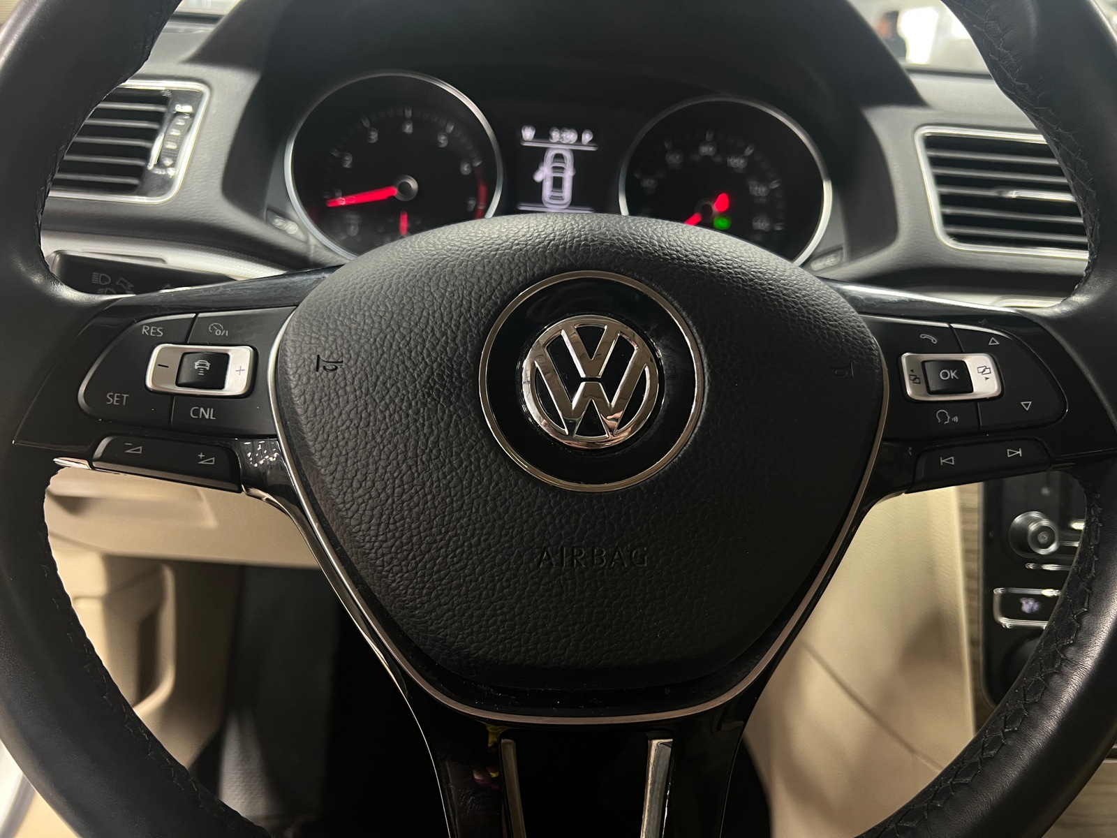 Thumbnail: 2018 Volkswagen Passat - 4