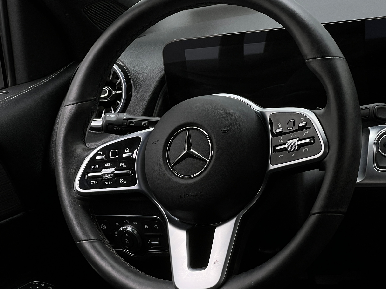 Thumbnail: 2022 Mercedes-Benz GLB - 4
