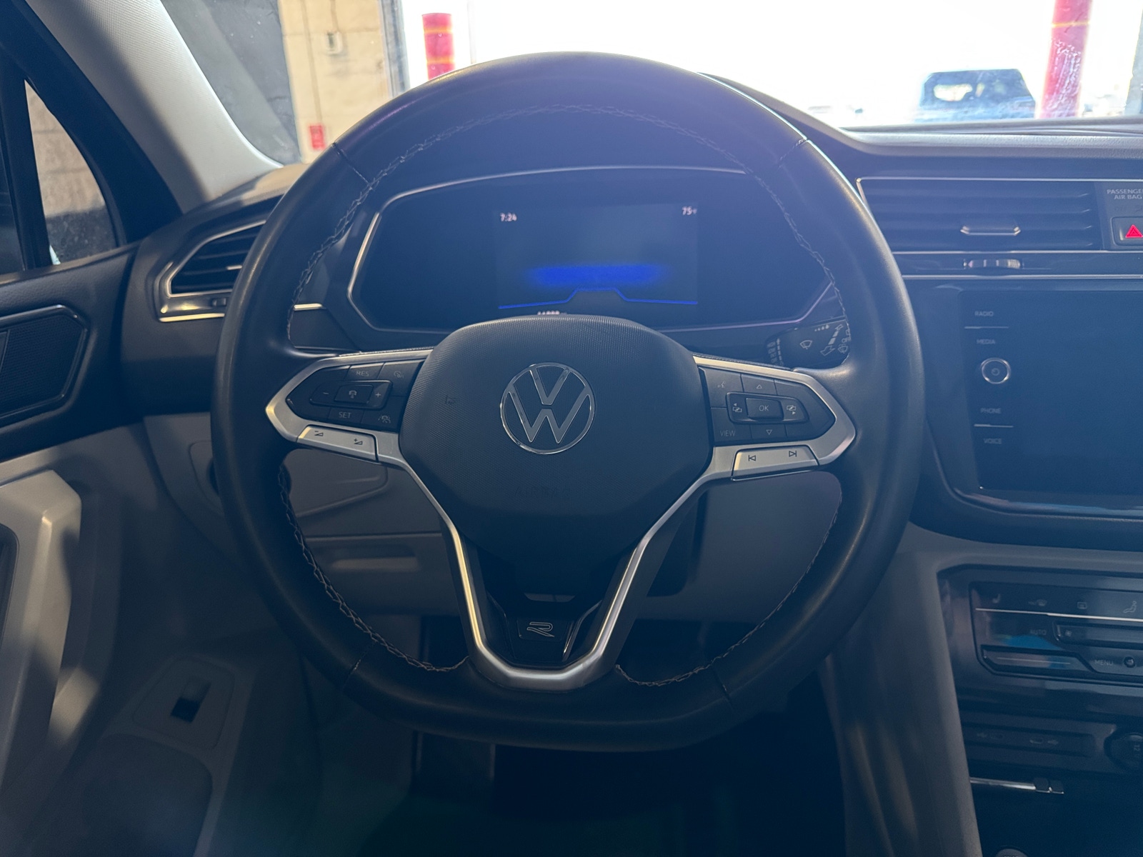 Thumbnail: 2022 Volkswagen Tiguan - 4