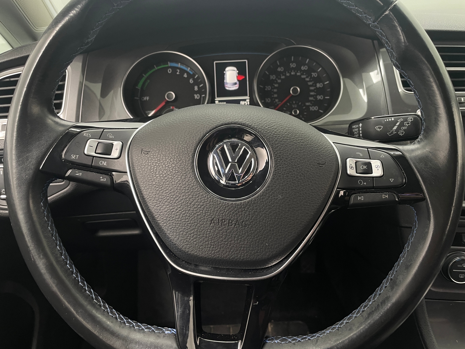 Thumbnail: 2016 Volkswagen e-Golf - 4
