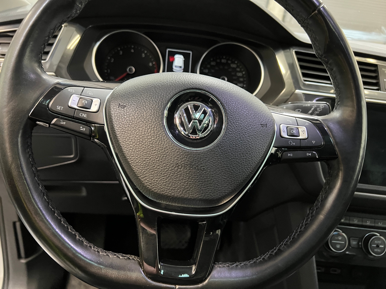 Thumbnail: 2018 Volkswagen Tiguan - 4