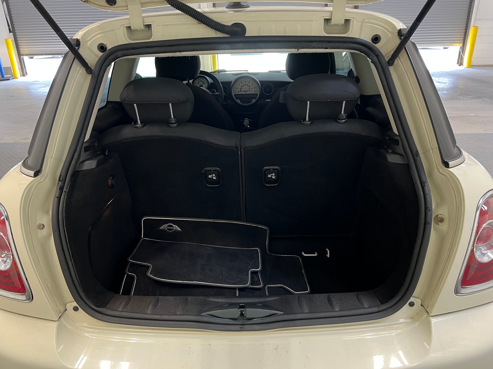 Thumbnail: 2011 MINI Cooper Hardtop - 7