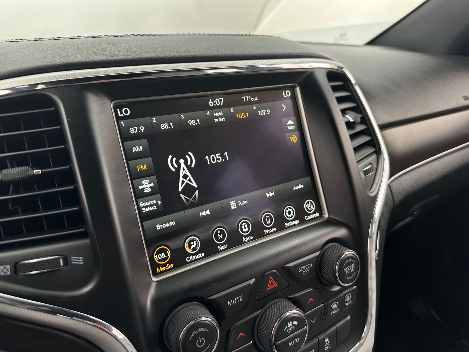 Thumbnail: 2018 Jeep Grand Cherokee - 3