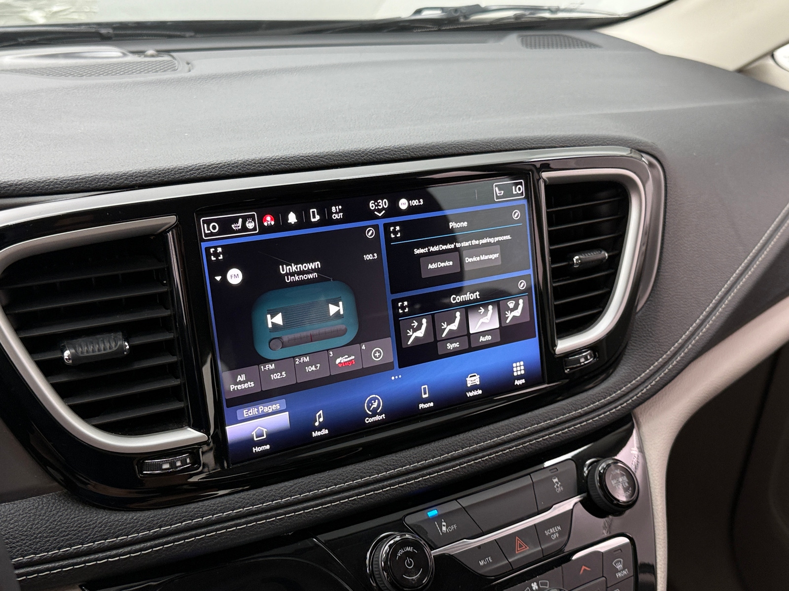 Thumbnail: 2022 Chrysler Pacifica - 3