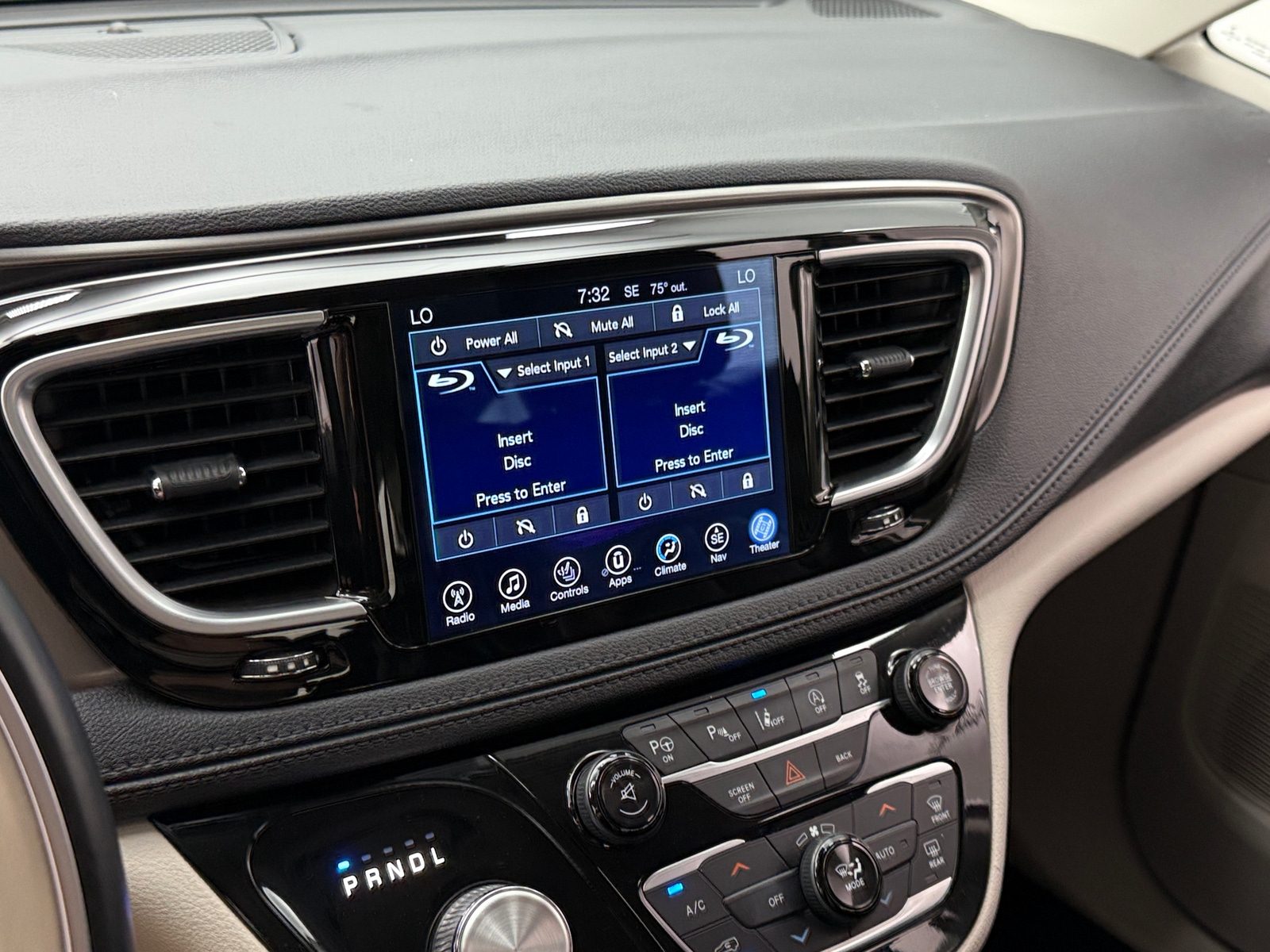 Thumbnail: 2017 Chrysler Pacifica - 3