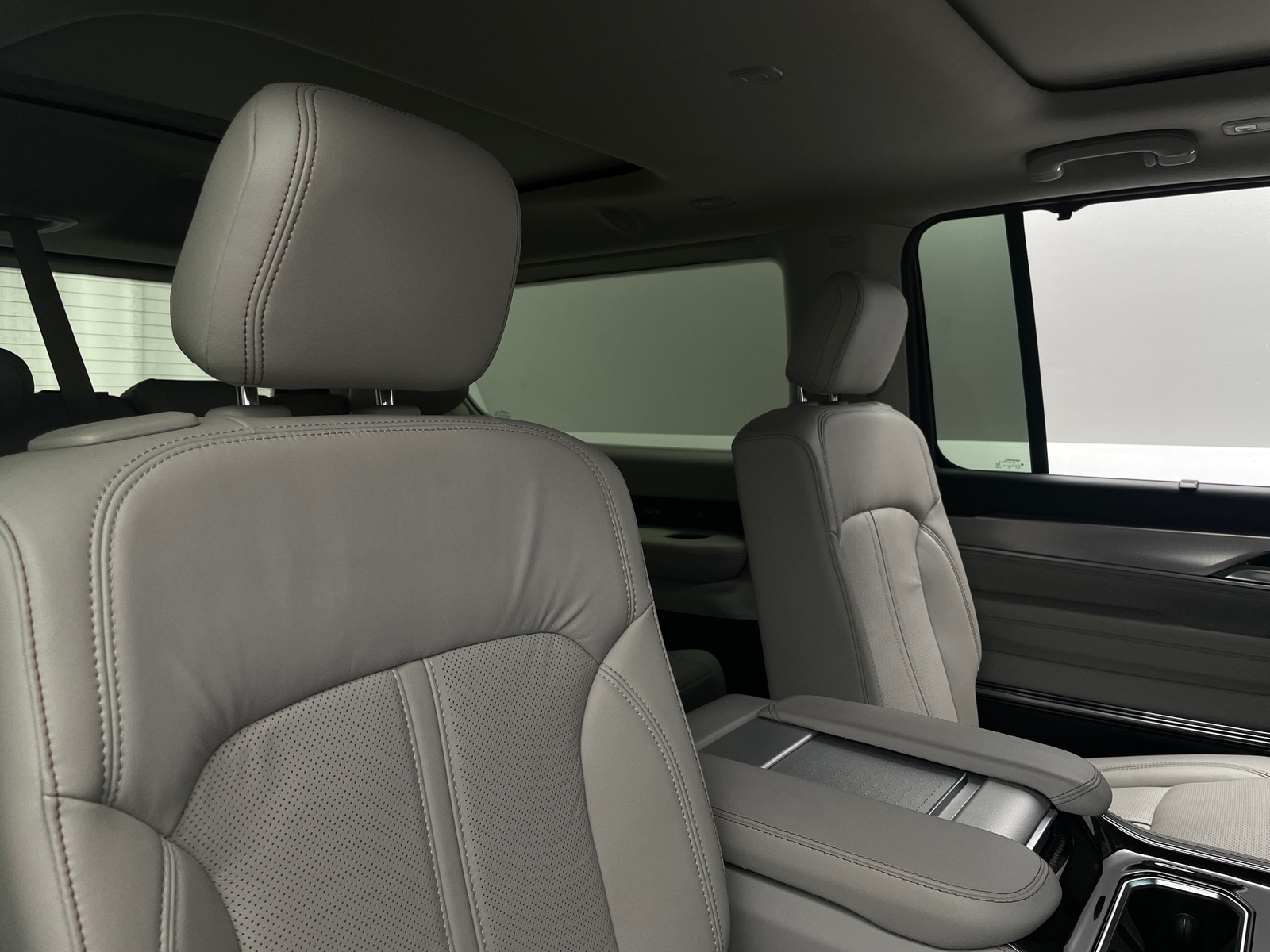 Thumbnail: 2022 Jeep Grand Wagoneer - 5