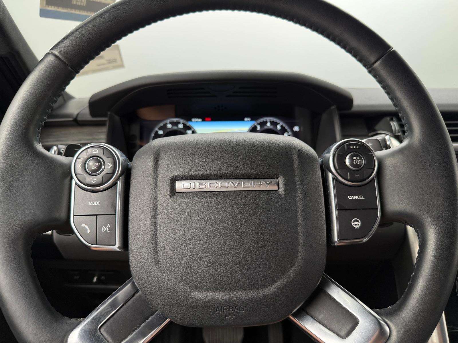 Thumbnail: 2018 Land Rover Discovery - 4