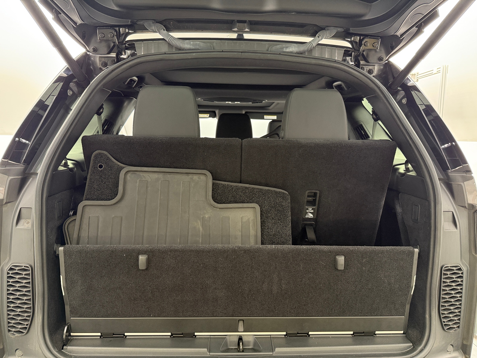 Thumbnail: 2018 Land Rover Discovery - 6
