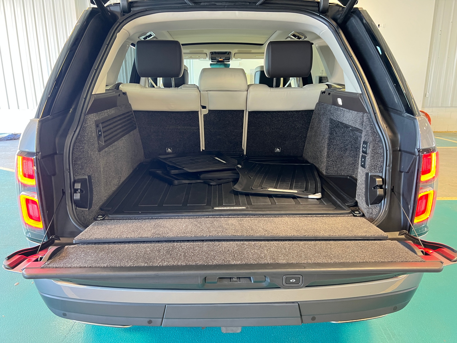 Thumbnail: 2021 Land Rover Range Rover - 6
