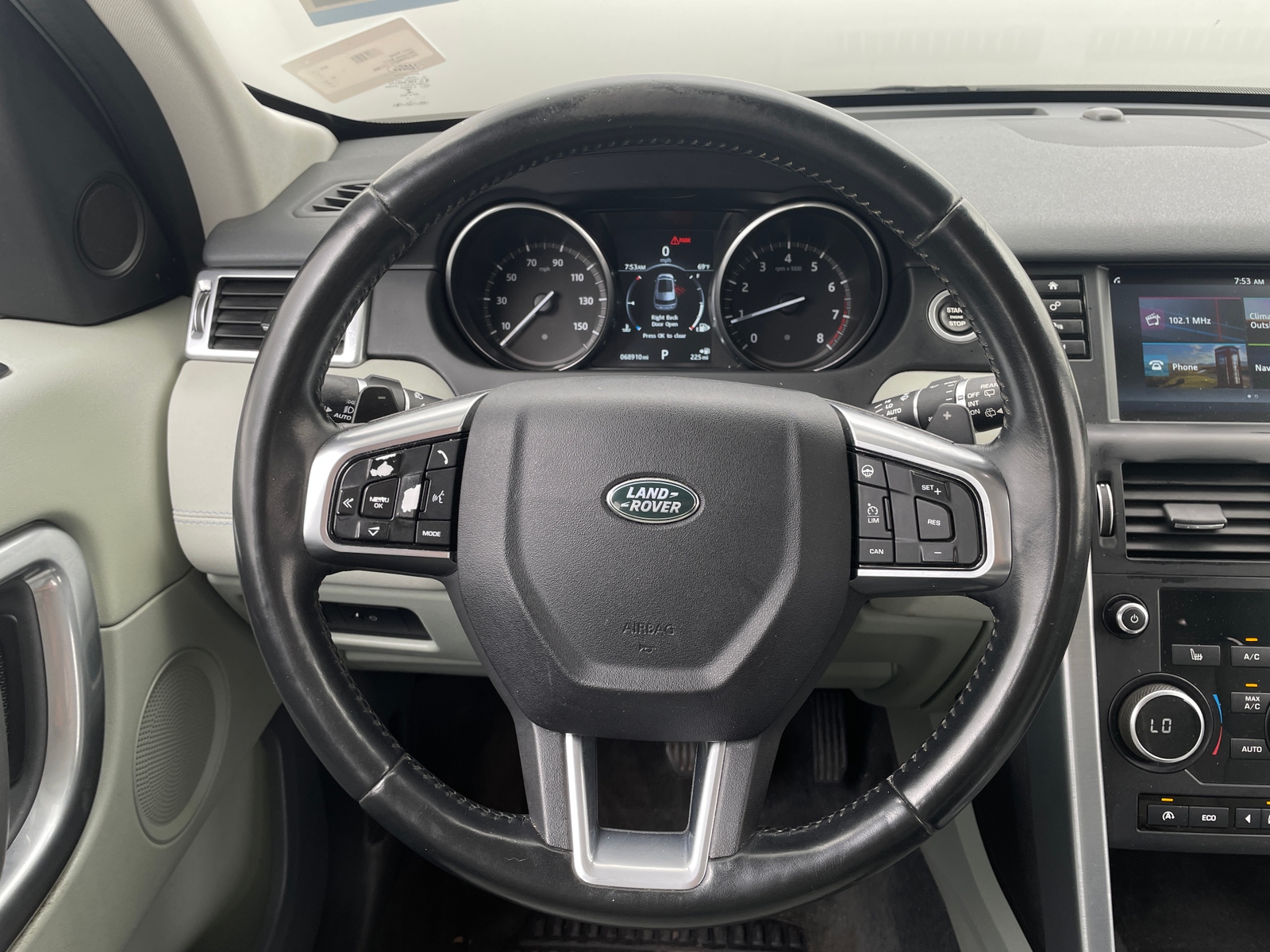 Thumbnail: 2017 Land Rover Discovery Sport - 4