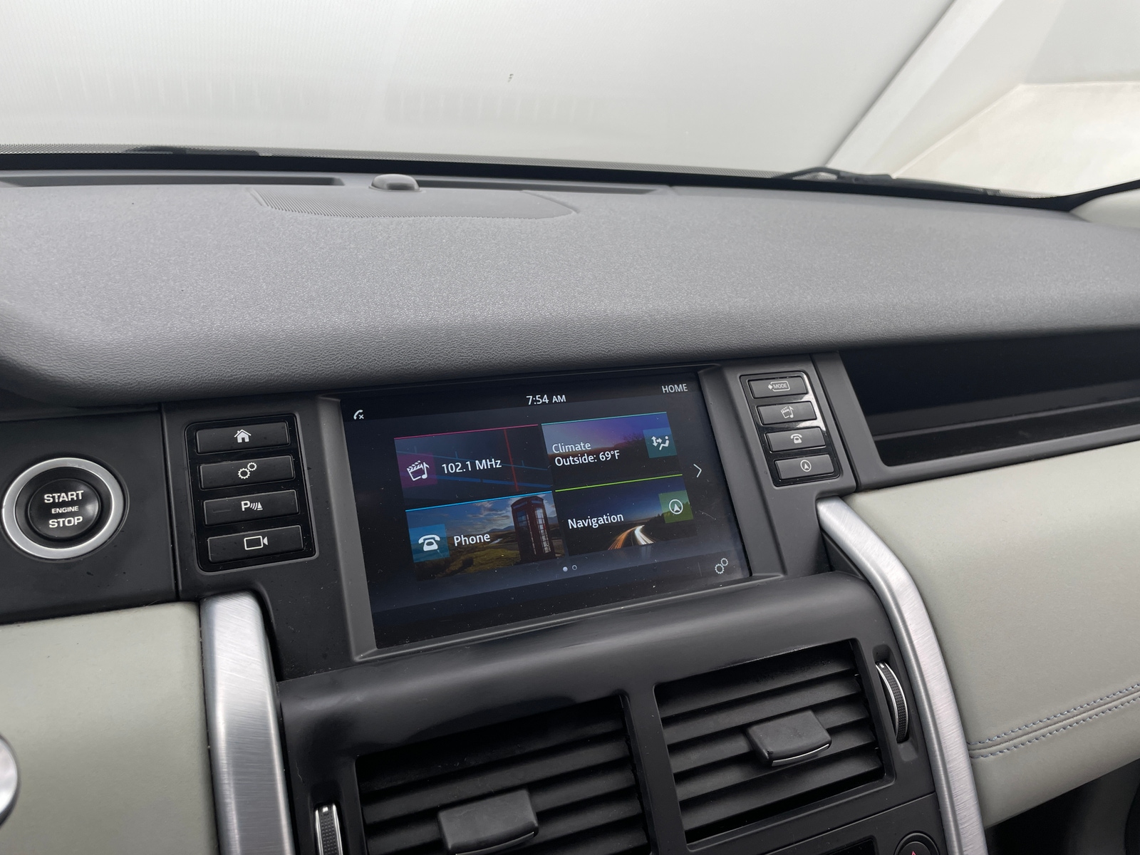 Thumbnail: 2017 Land Rover Discovery Sport - 3