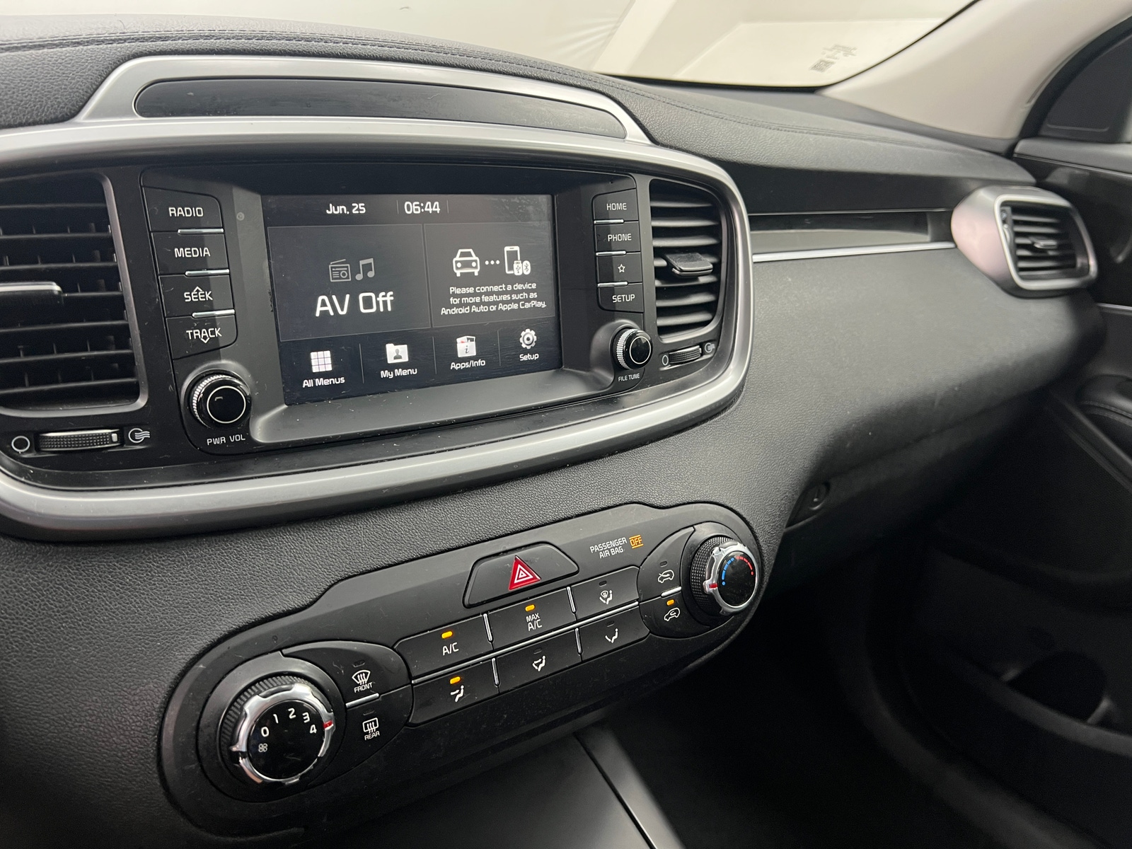 Thumbnail: 2019 Kia Sorento - 4