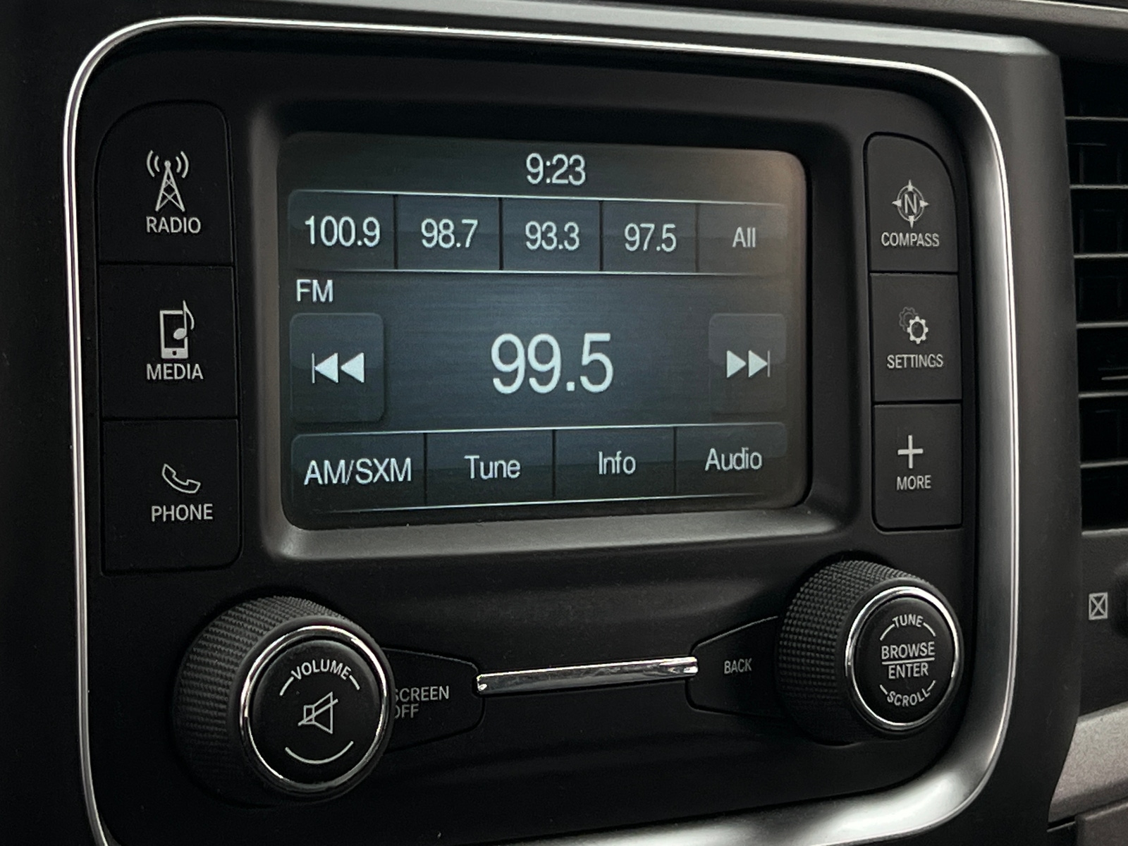 Thumbnail: 2020 RAM 1500 Classic - 3