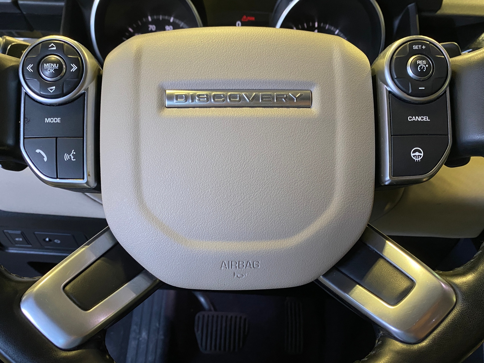 Thumbnail: 2017 Land Rover Discovery - 4
