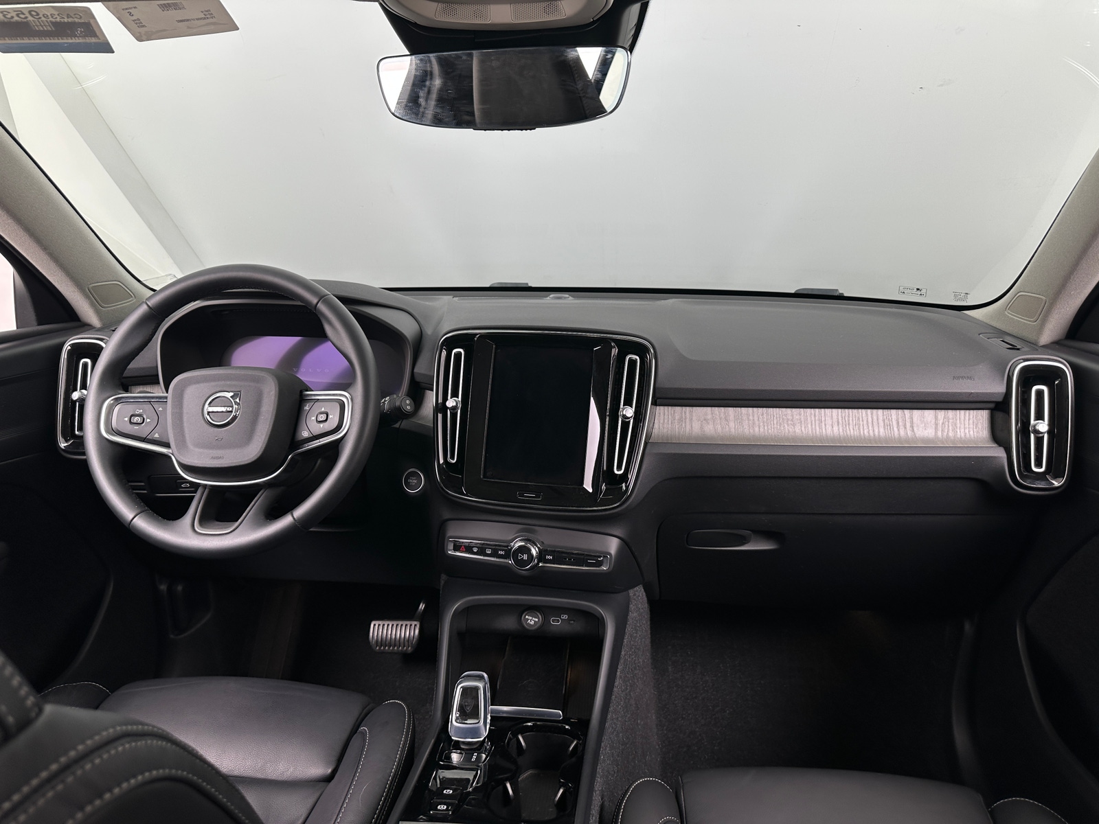 Thumbnail: 2023 Volvo XC40 - 3