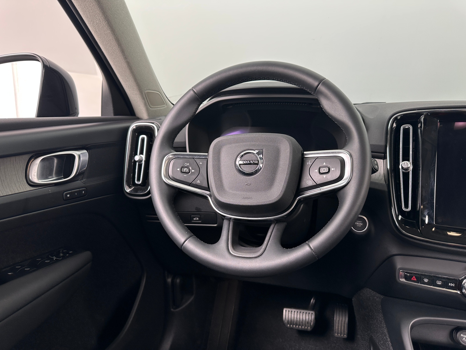 Thumbnail: 2023 Volvo XC40 - 5