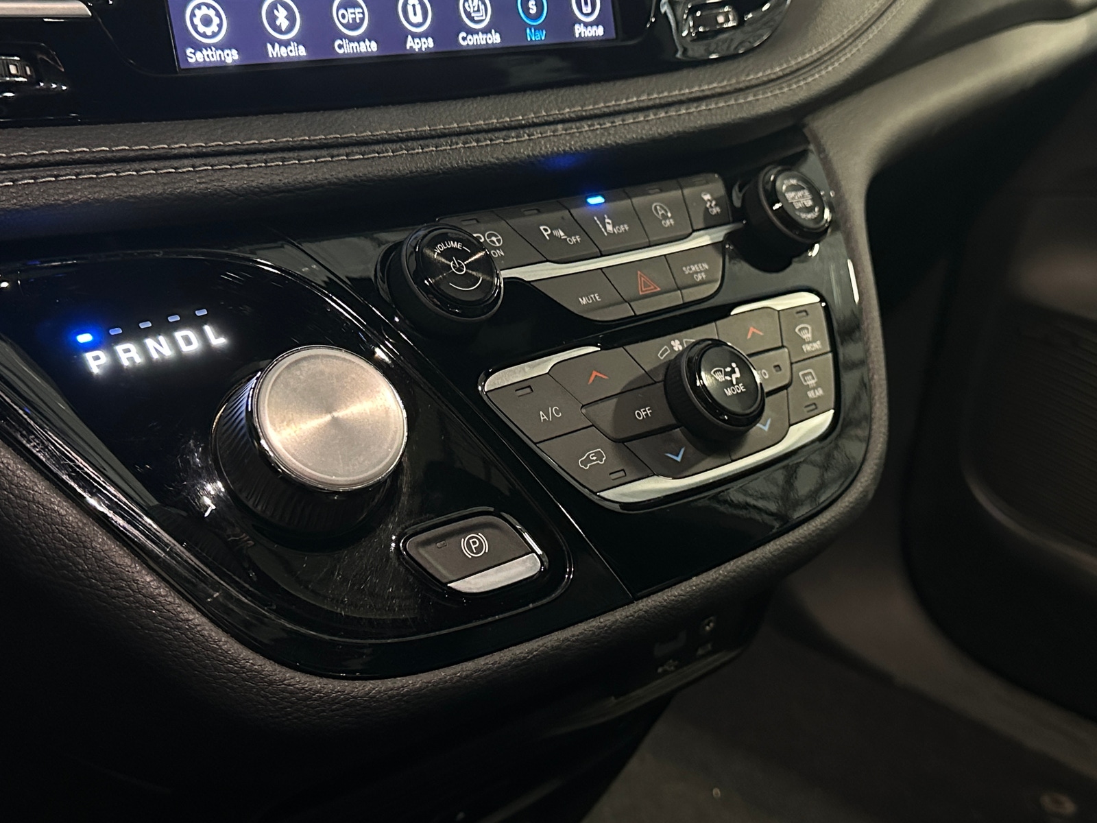 Thumbnail: 2018 Chrysler Pacifica - 3