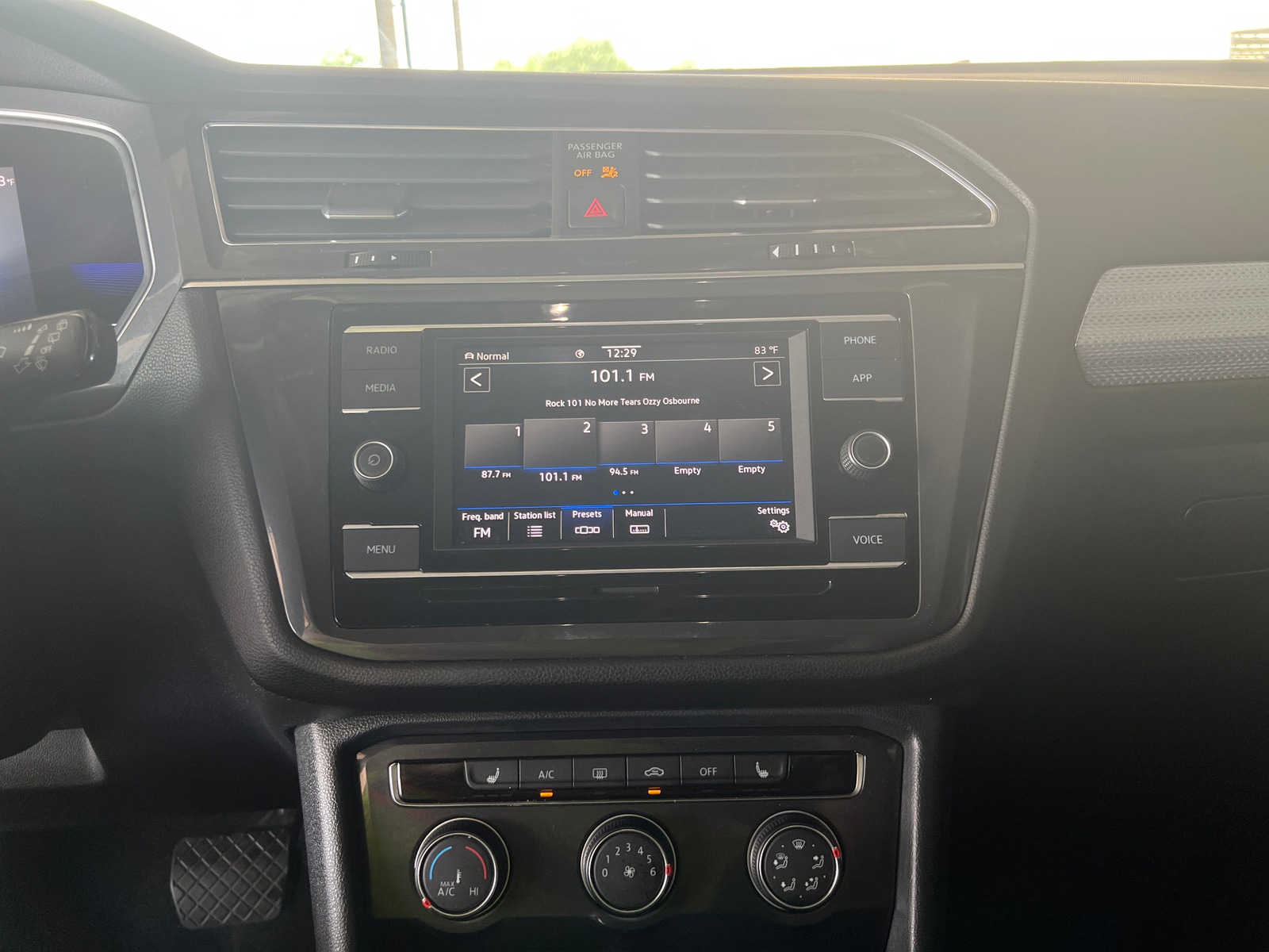 Thumbnail: 2023 Volkswagen Tiguan - 4