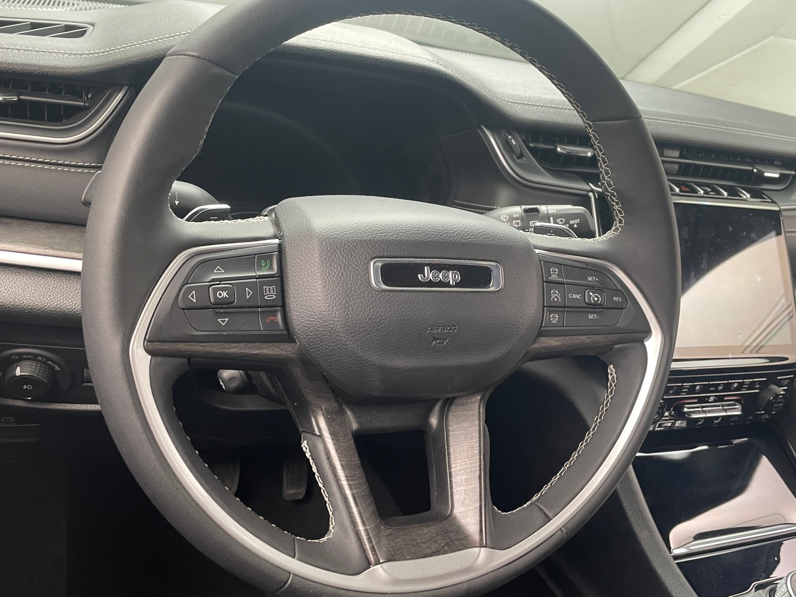 Thumbnail: 2024 Jeep Grand Cherokee L - 4