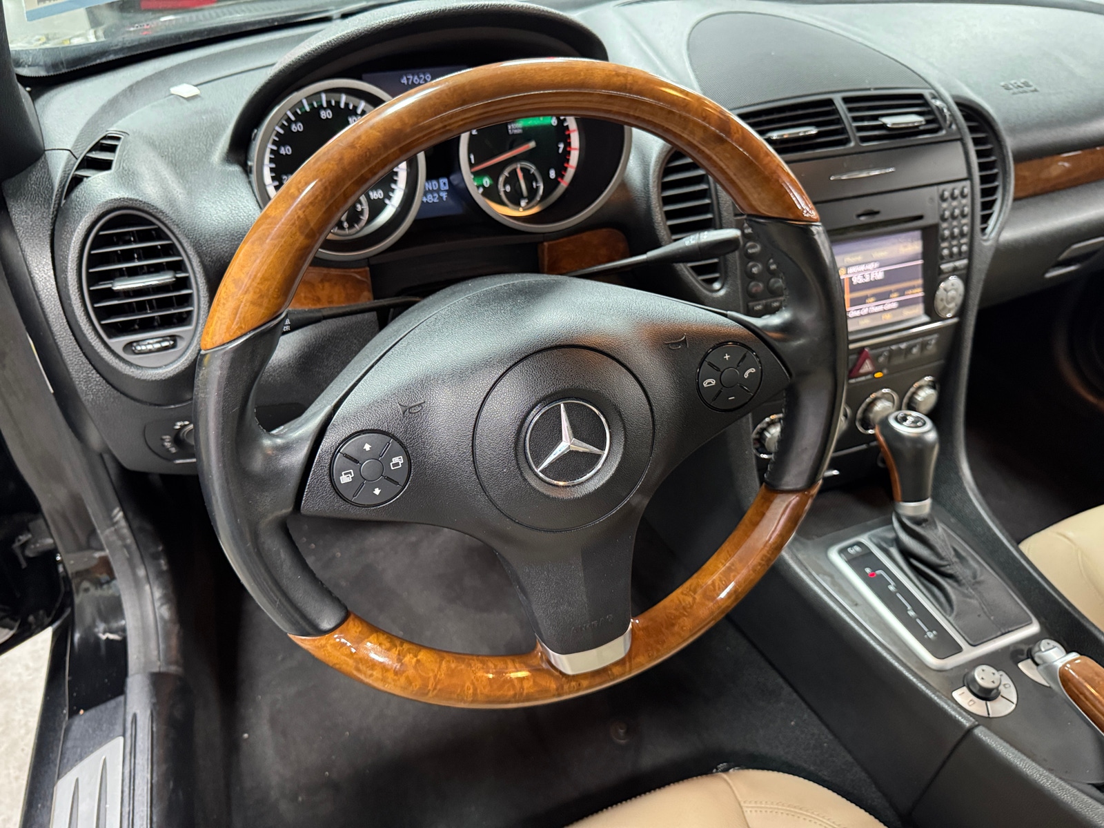 Thumbnail: 2010 Mercedes-Benz SLK - 4