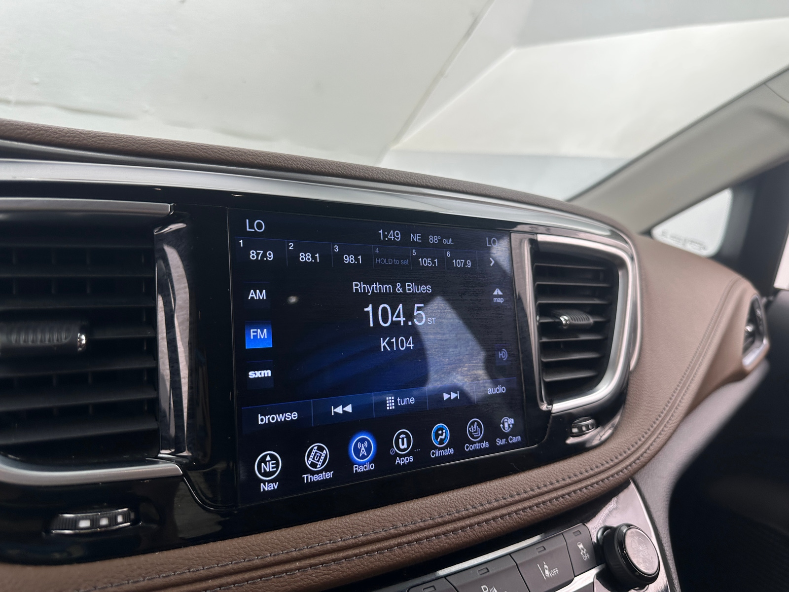 Thumbnail: 2017 Chrysler Pacifica - 3