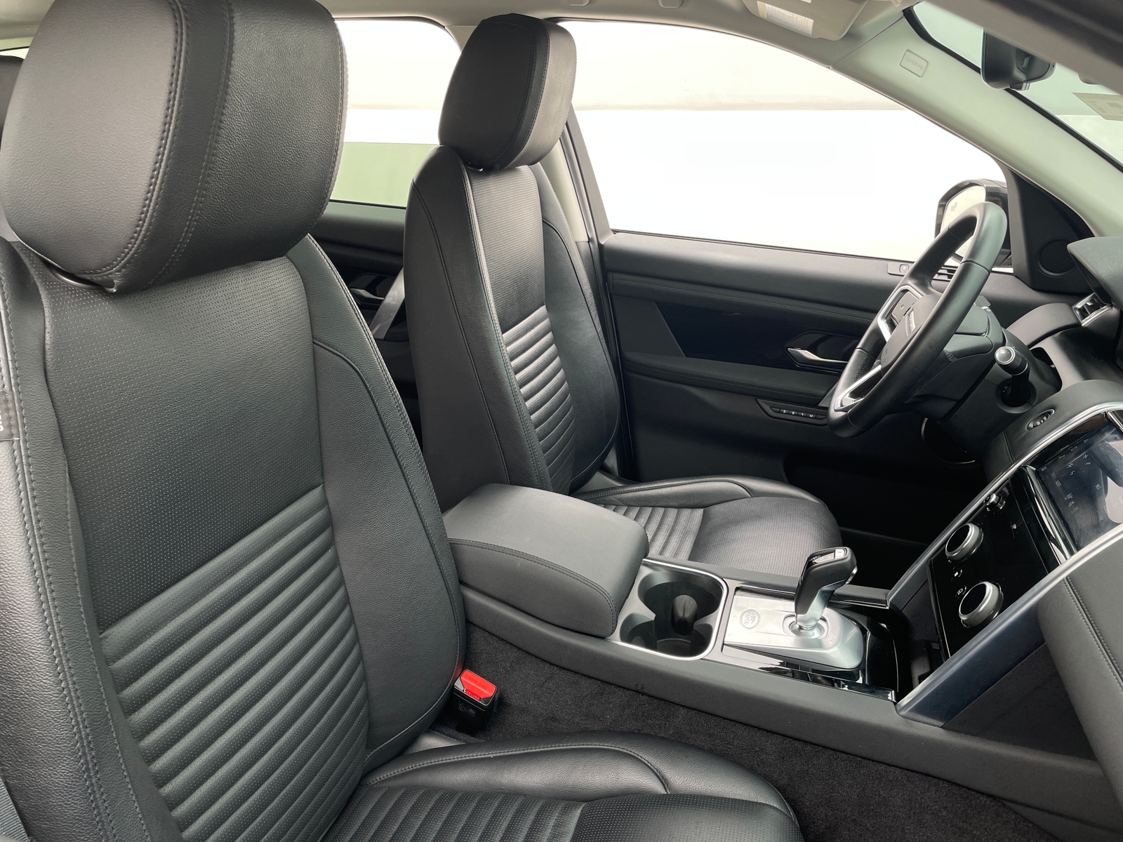 Thumbnail: 2022 Land Rover Discovery Sport - 2