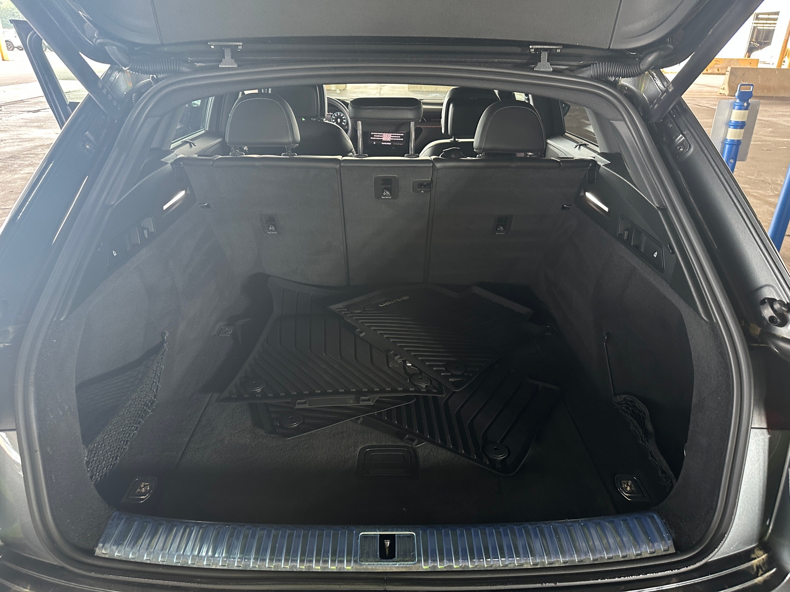 Thumbnail: 2023 Audi e-tron S - 6