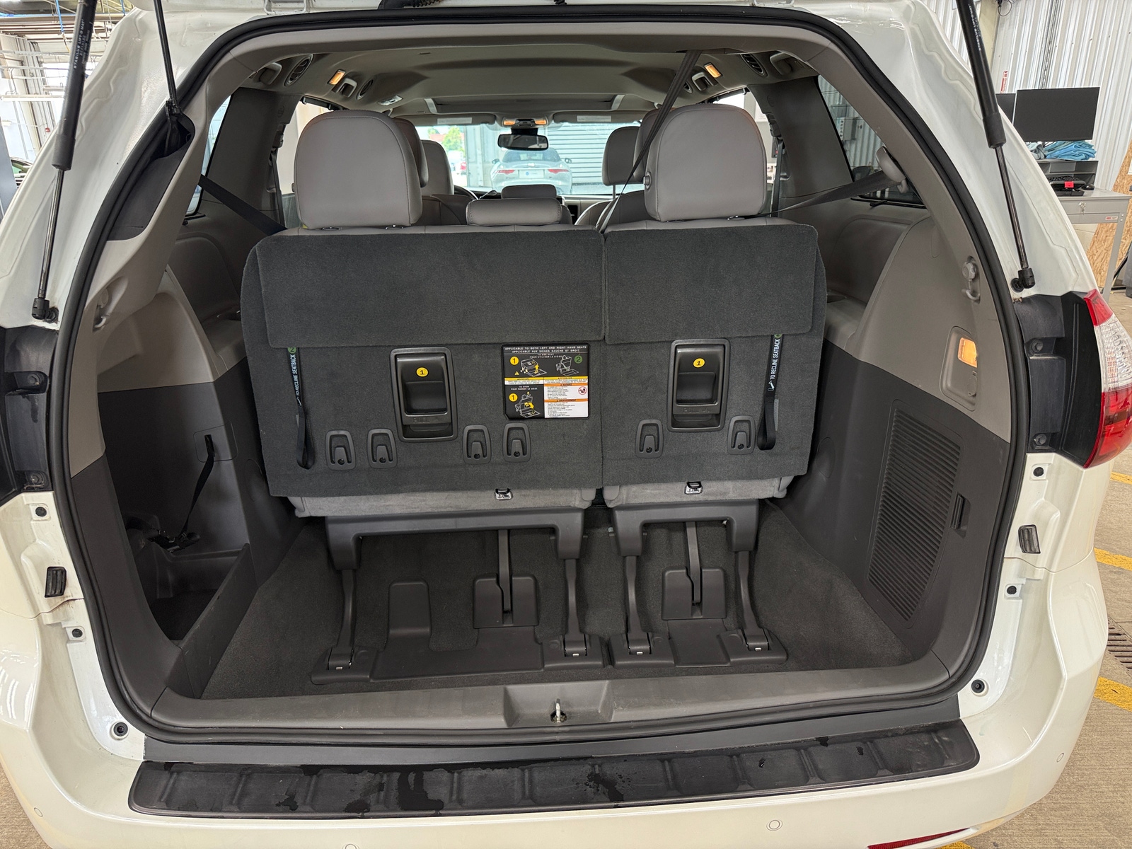 Thumbnail: 2019 Toyota Sienna - 6