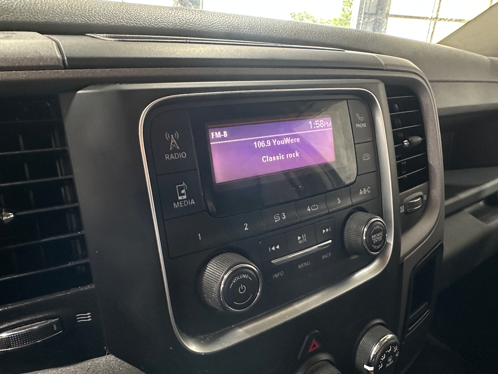 Thumbnail: 2019 RAM 1500 Classic - 3