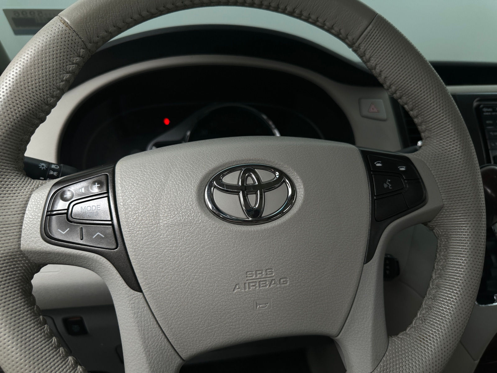 Thumbnail: 2014 Toyota Sienna - 4