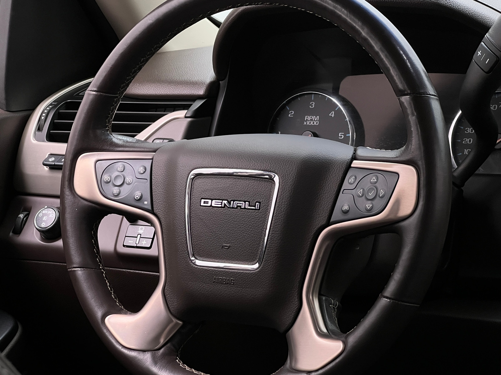 Thumbnail: 2019 GMC Yukon XL - 4