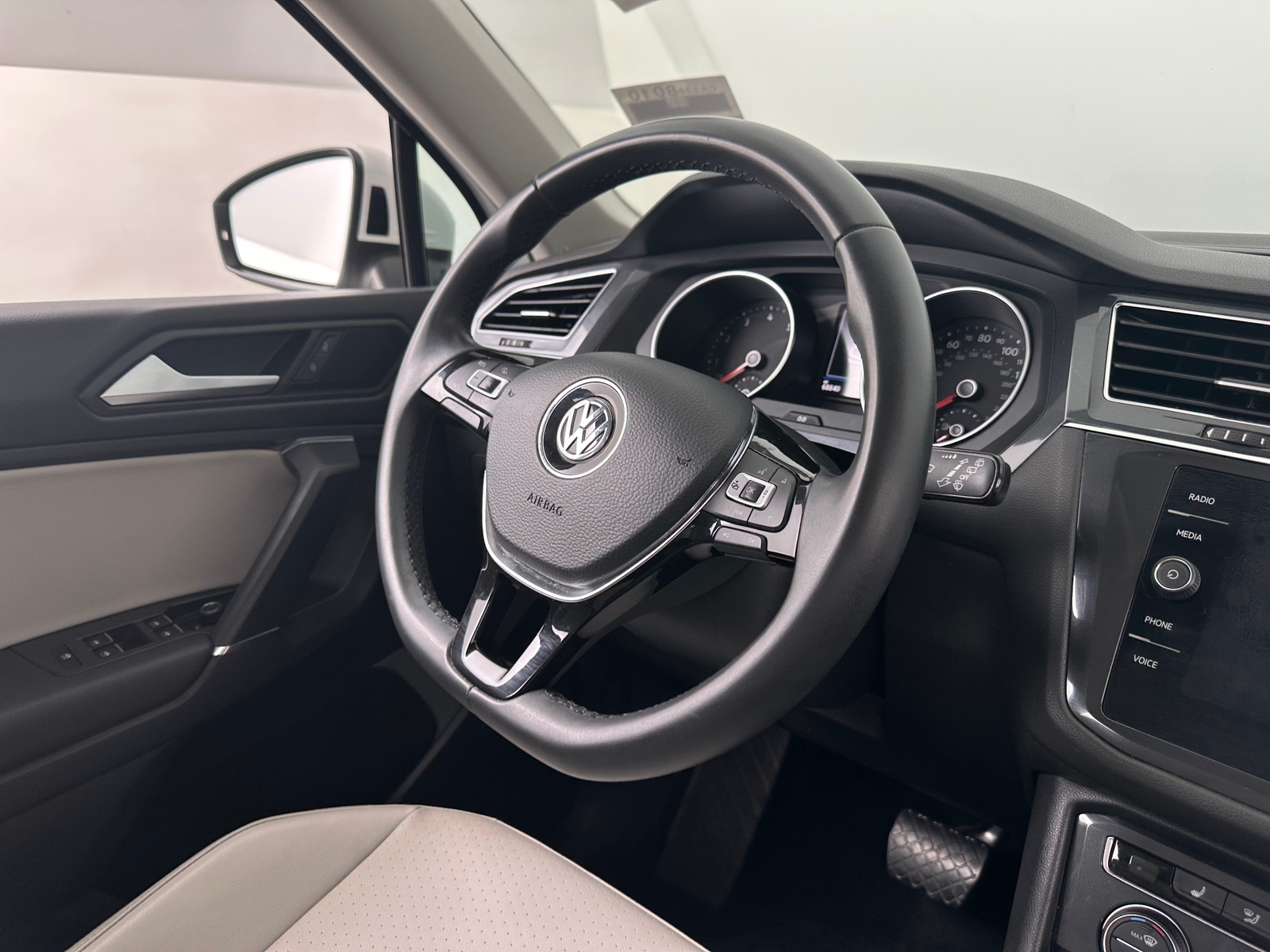 Thumbnail: 2020 Volkswagen Tiguan - 4