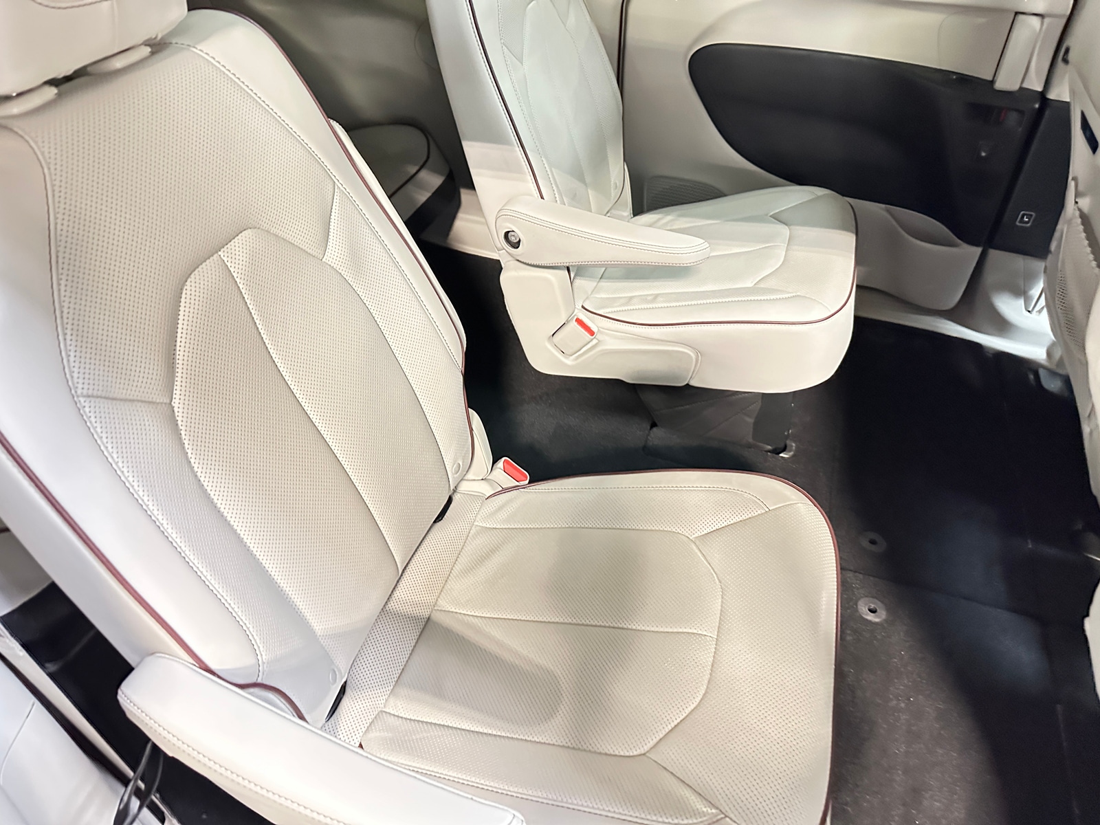 Thumbnail: 2018 Chrysler Pacifica - 5