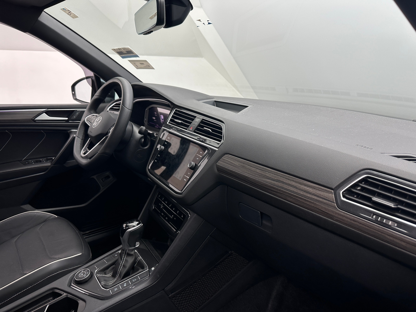 Thumbnail: 2024 Volkswagen Tiguan - 2