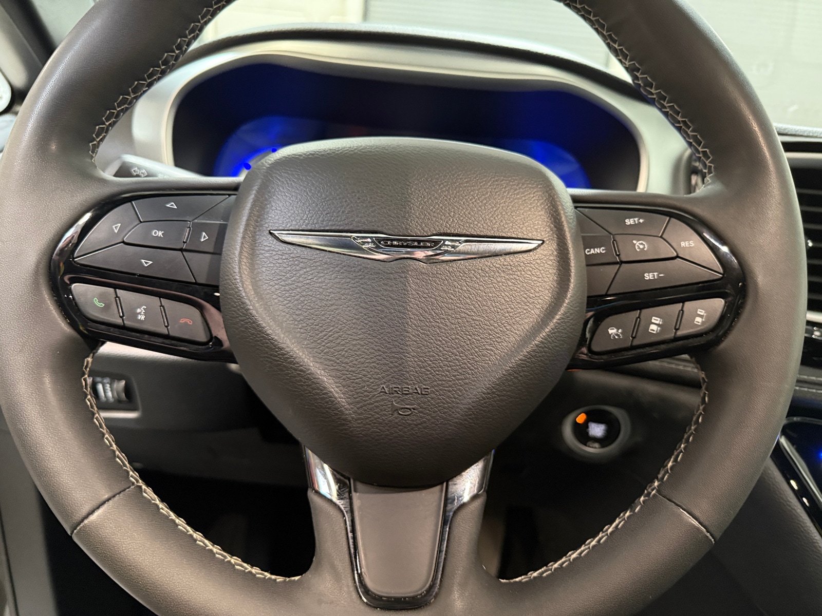 Thumbnail: 2022 Chrysler Pacifica - 4
