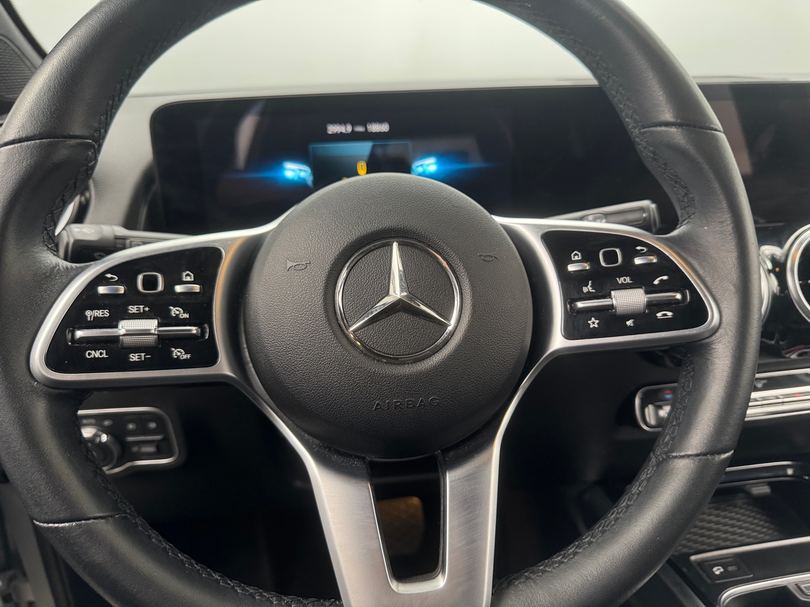 Thumbnail: 2023 Mercedes-Benz GLB - 4