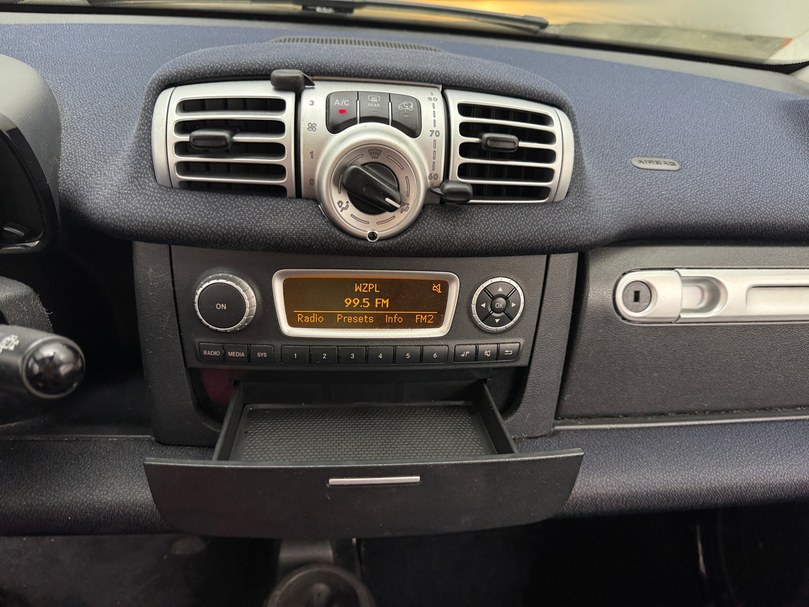 Thumbnail: 2015 smart fortwo - 4