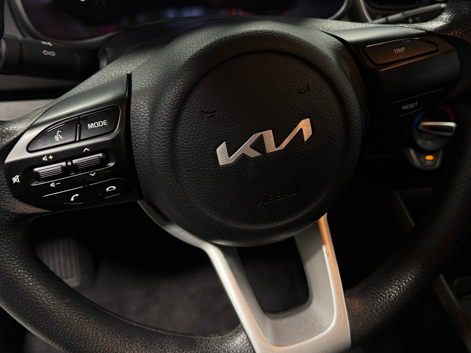 Thumbnail: 2023 Kia Rio - 5