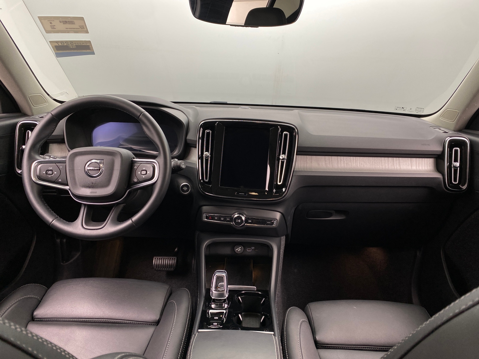 Thumbnail: 2025 Volvo XC40 - 3