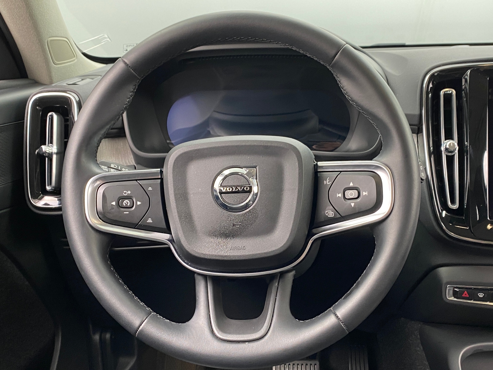 Thumbnail: 2025 Volvo XC40 - 5