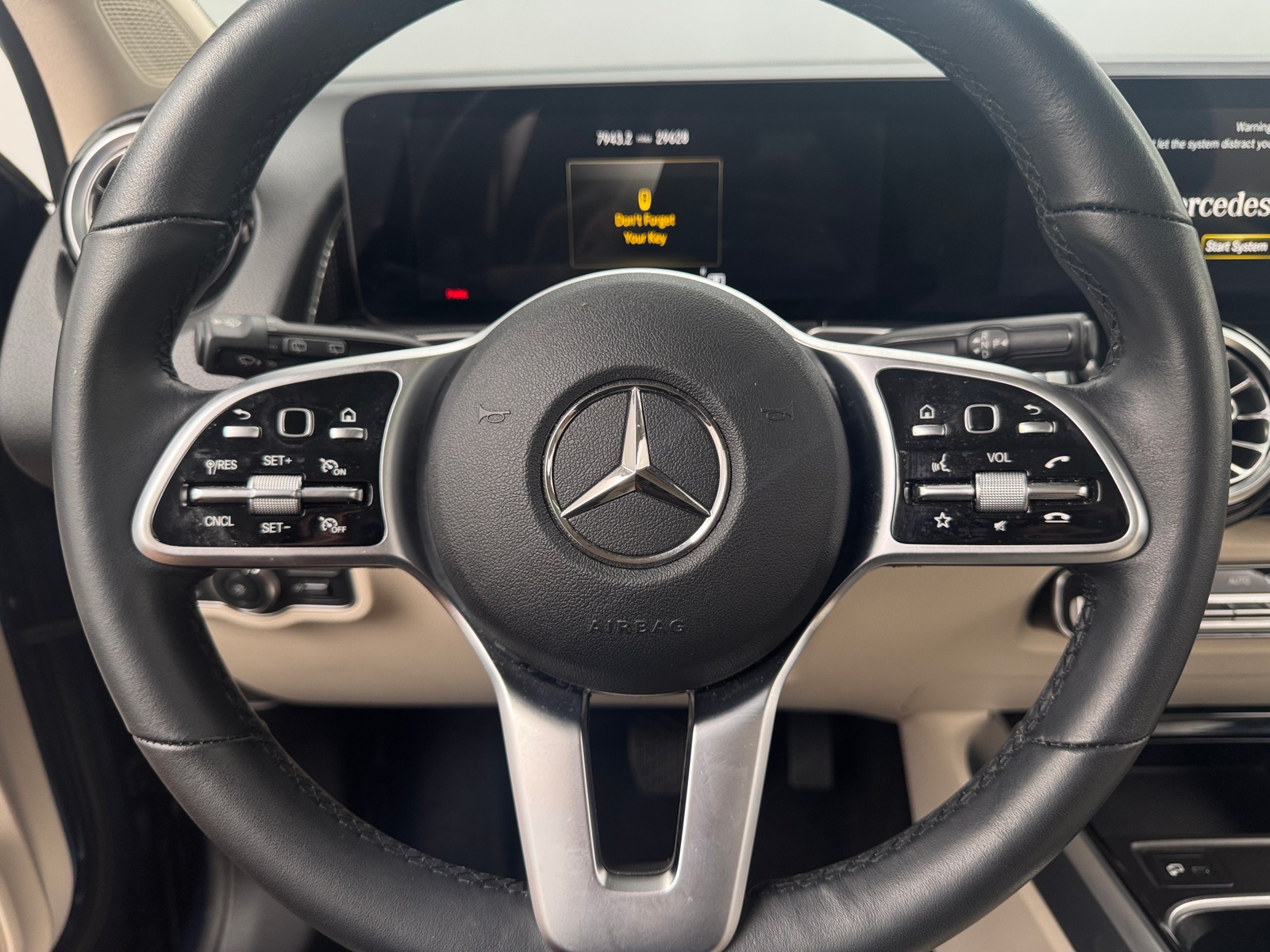 Thumbnail: 2022 Mercedes-Benz GLB - 4