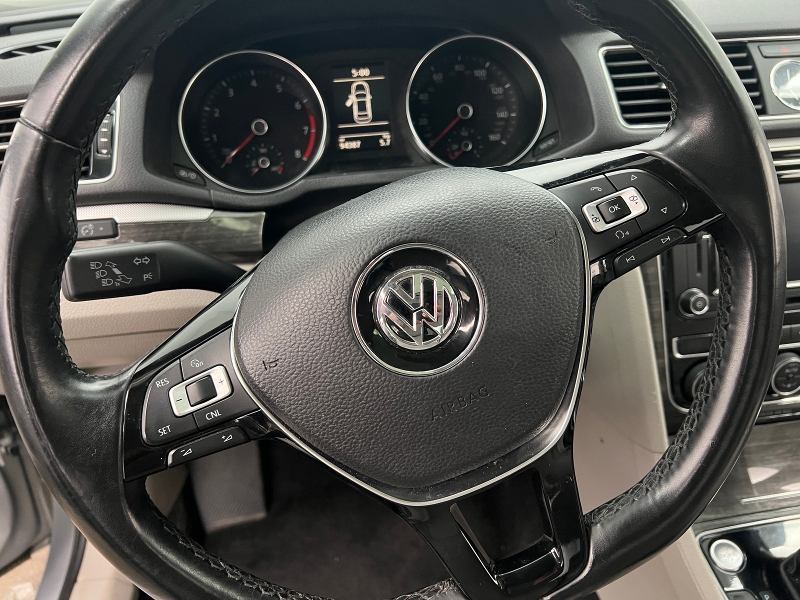 Thumbnail: 2017 Volkswagen Passat - 4